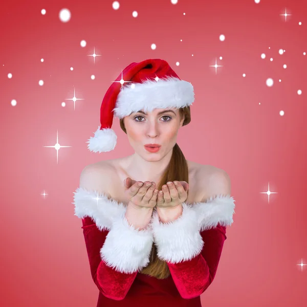 Jolie fille en costume de Père Noël soufflant — Photo