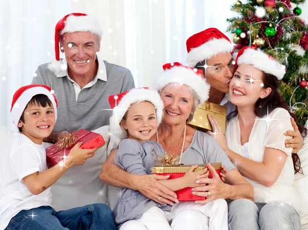 Familia sonriente en Navidad — Foto de Stock