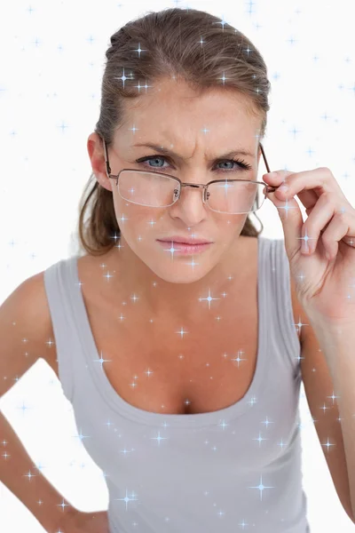 Bileşik görüntü gözlük ile ciddi bir kadın portresi — Stok fotoğraf