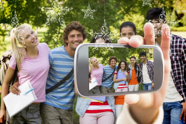 Groepsportret van gelukkig college vrienden — Stockfoto