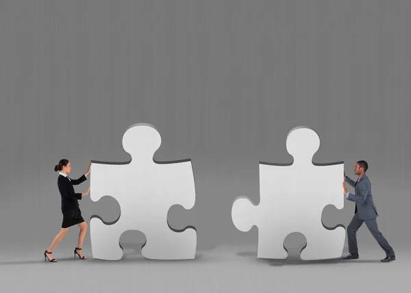 Business team spingendo contro pezzi di puzzle — Foto Stock