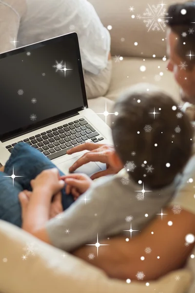 Father teaching boy in using laptop — Stock Photo, Image