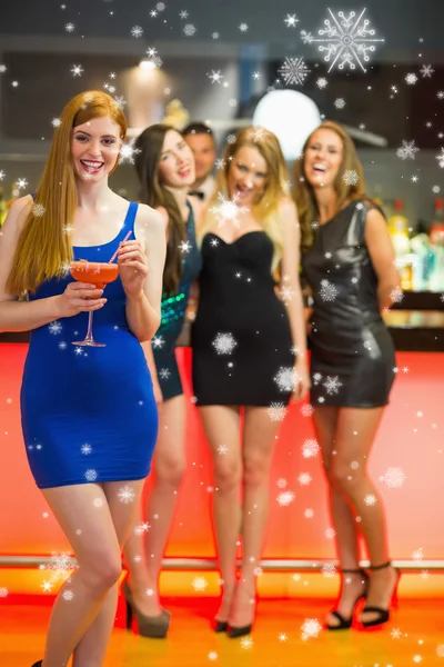 Žena před kamarády drží koktejl — Stock fotografie