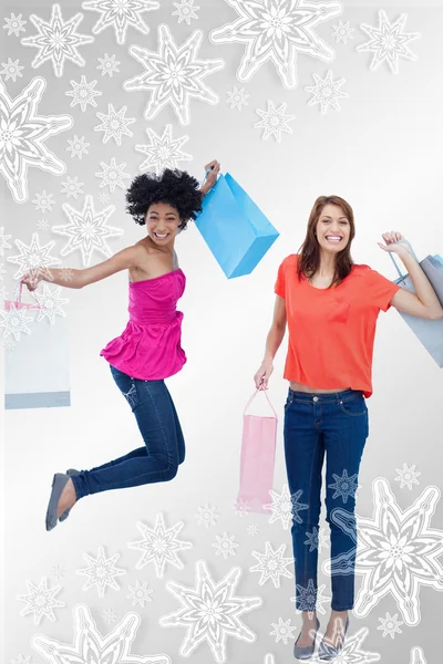 Tienermeisje springen met haar shopping tassen — Stockfoto