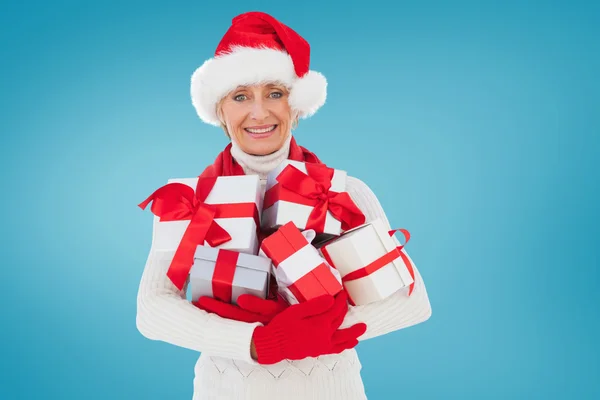 Mujer festiva sosteniendo regalos — Foto de Stock