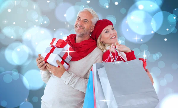 Pareja festiva con regalos y bolsas — Foto de Stock