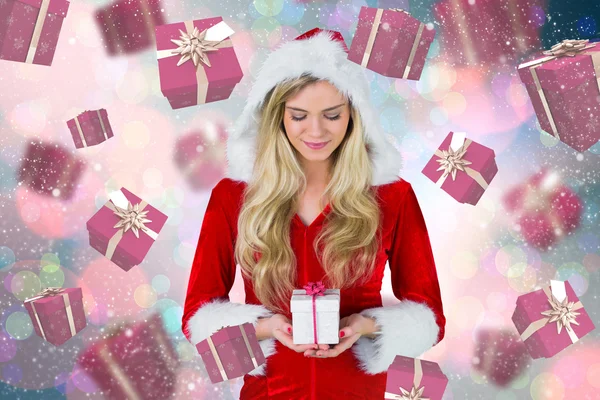 Verbundbild eines hübschen Mädchens im Weihnachtsmann-Outfit mit Geschenk — Stockfoto