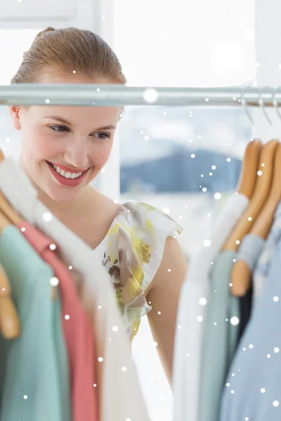 Mooie vrouwelijke klant te selecteren kleren — Stockfoto