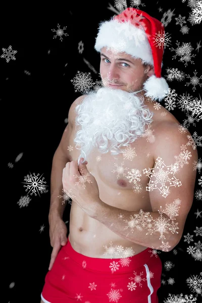 Sonriente musculoso hombre posando en sexy santa — Foto de Stock