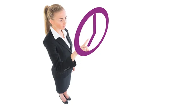 Affärskvinna som pekar på en lila klocka — Stockfoto