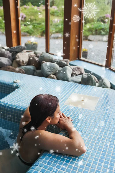 Morena relaxante em jacuzzi — Fotografia de Stock