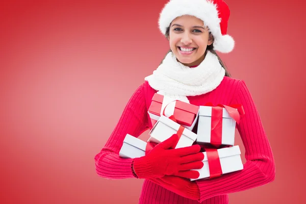 Feestelijke Brunette Houdt Geschenken Tegen Rode Vignet — Stockfoto