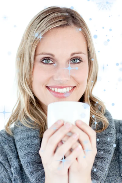 Donna sorridente che beve un caffè caldo — Foto Stock