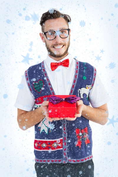 Immagine composita di hipster geek che offre regalo di Natale — Foto Stock