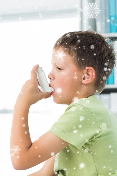 Jongen met behulp van astma-inhalator in ziekenhuis — Stockfoto