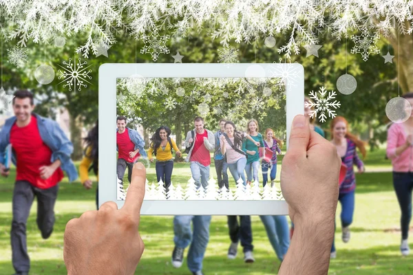 Złożony obraz ręce trzymając tablet pc — Zdjęcie stockowe