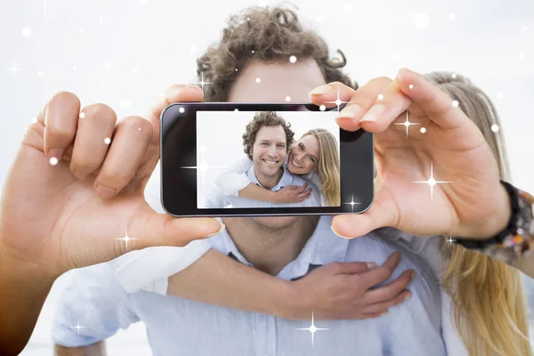 Hombre piggybacking mujer — Foto de Stock