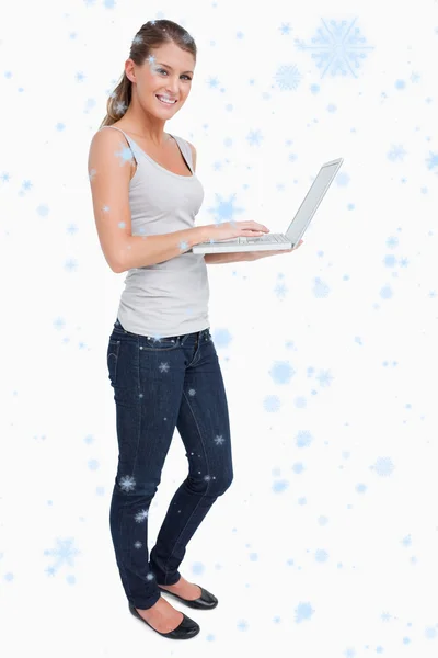 Smiling woman using a laptop — Stock Photo, Image