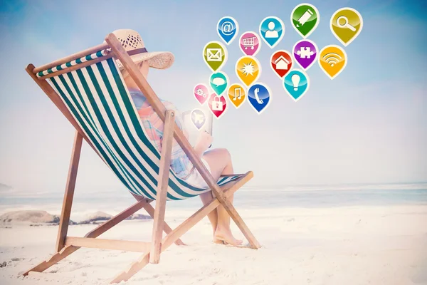 Vrouw op strand met behulp van Tablet PC — Stockfoto