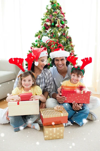 Feliz familia abriendo regalos de Navidad —  Fotos de Stock