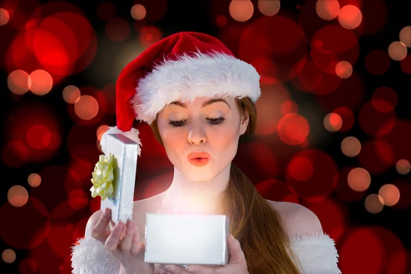 在打开一个礼物的圣诞老人服装的性感女孩 — 图库照片