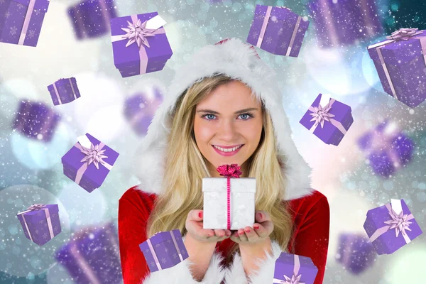 Mooi meisje in santa outfit houden geschenk — Stockfoto