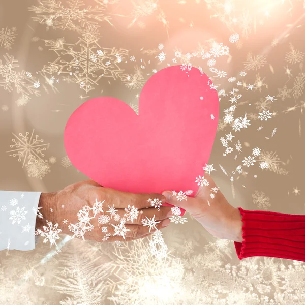 Couple holding heart — Stock Photo, Image