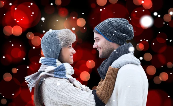 Casal de inverno jovem contra — Fotografia de Stock