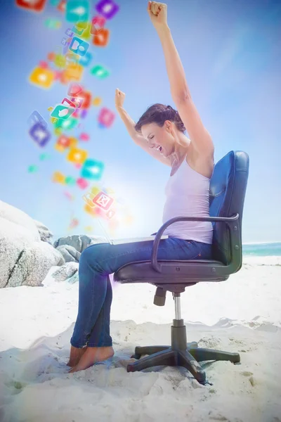 Brünette mit Laptop am Strand — Stockfoto