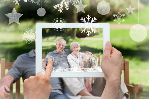 Senior couple sitting on bench — Stock Photo, Image