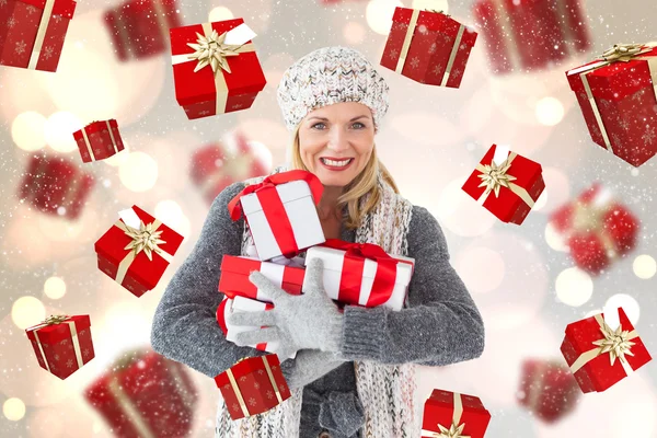 Композитный образ счастливой блондинки с подарками — стоковое фото