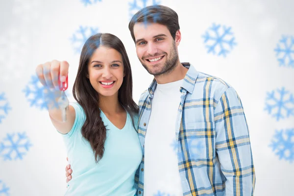 Felice giovane coppia mostrando nuova chiave di casa — Foto Stock
