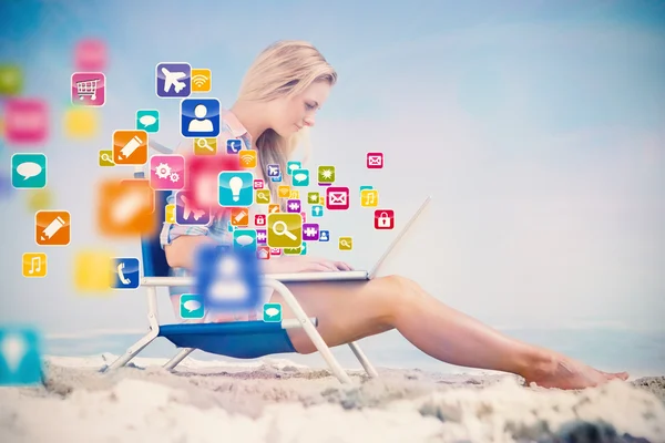 Blondynki na plaży przy użyciu laptopa — Zdjęcie stockowe