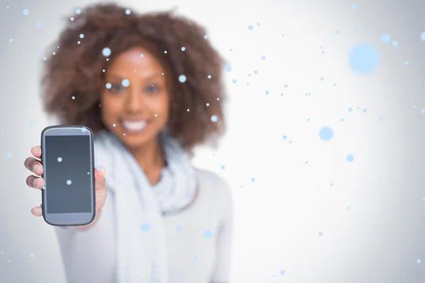 Donna con afro mostrando il suo smartphone — Foto Stock