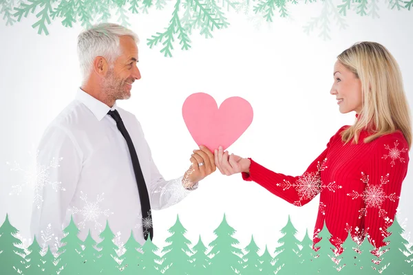 Knappe man krijgt een hart kaart formulier vrouw — Stok fotoğraf