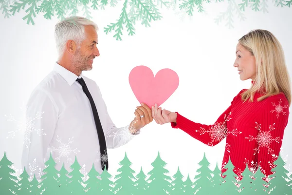 Guapo hombre consiguiendo un corazón tarjeta forma esposa — Foto de Stock