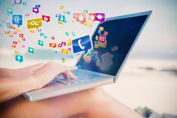 Mujer sentada en la playa usando laptop — Foto de Stock