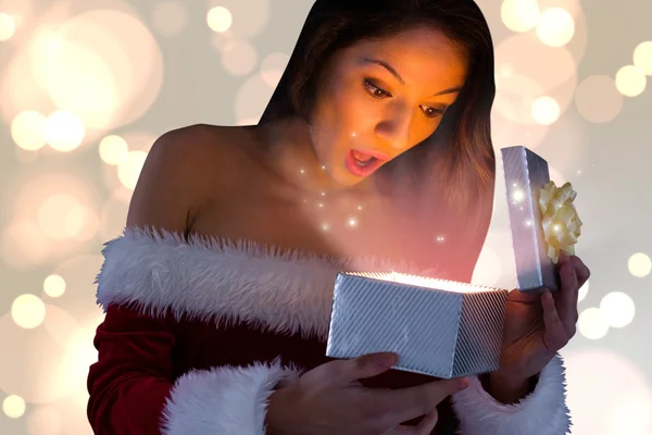 Složený obrázek sexy santa girl otevření dar — Stock fotografie
