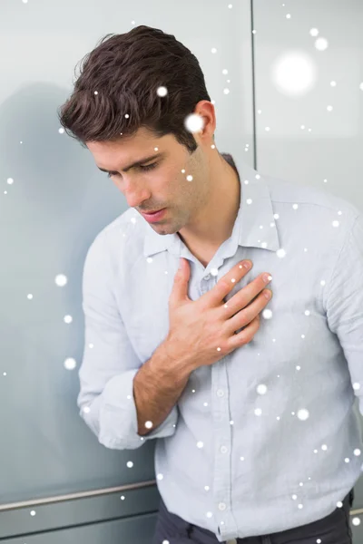 Człowiek z bólem w klatce piersiowej — Zdjęcie stockowe