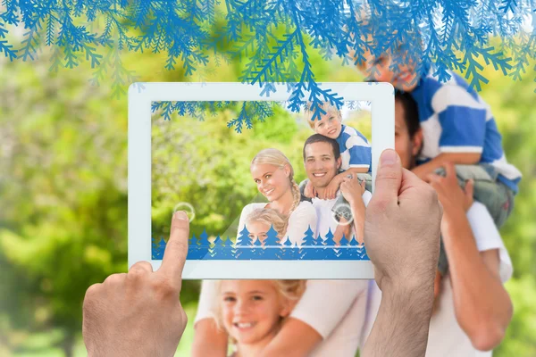 Gelukkig gezin in het park — Stockfoto