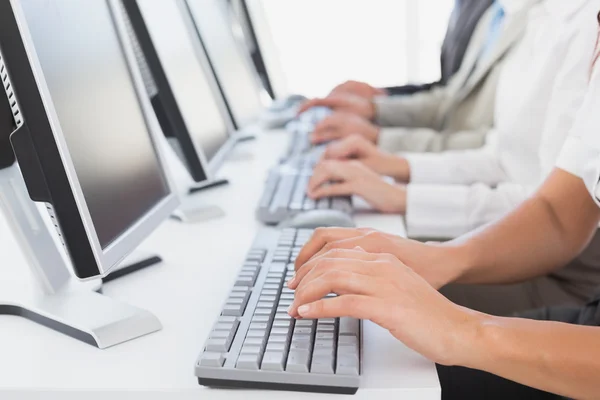 Empleado escribiendo en sus computadoras — Foto de Stock