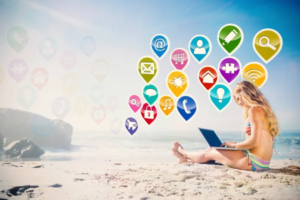 Bionda in bikini con laptop sulla spiaggia — Foto Stock