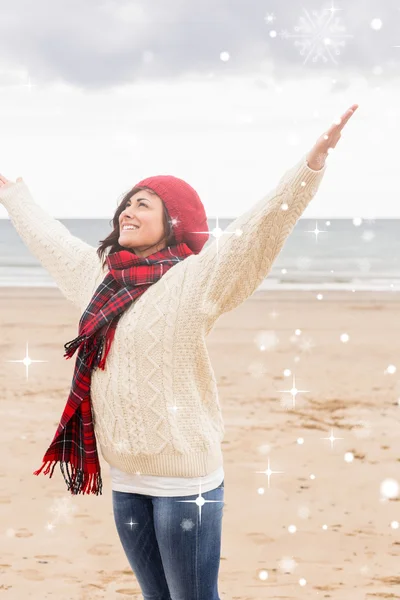 Frau in warmer Kleidung streckt die Arme aus — Stockfoto