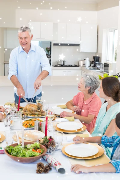 Uomo anziano che serve pasto alla famiglia — Foto Stock