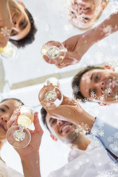 Casual Business Team stößt mit Champagner an — Stockfoto