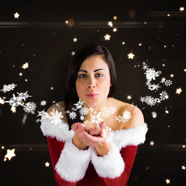 Flicka i santa outfit blåser — Stockfoto