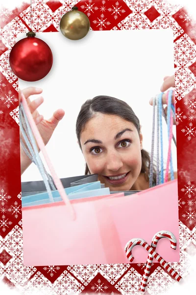 Mulher alegre mostrando sacos de compras — Fotografia de Stock