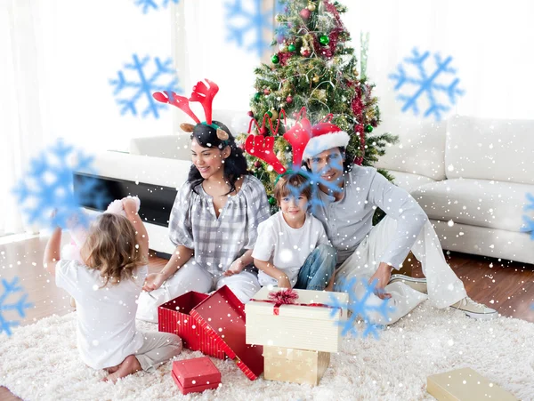 Familie openen Kerstcadeaus — Stockfoto