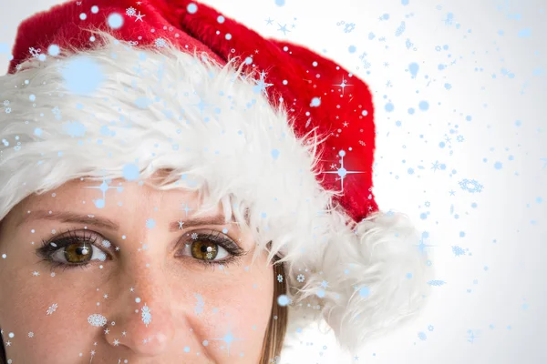 Mooie vrouw in Kerstman hoed — Stockfoto