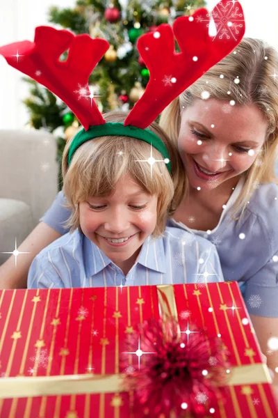 Madre e suo figlio disimballano il regalo — Foto Stock
